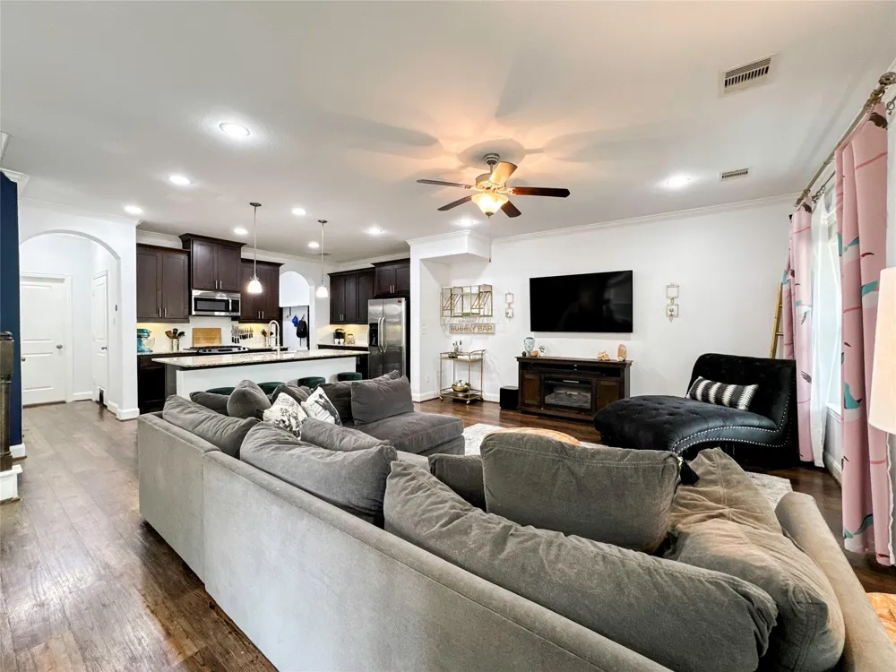 717 Via Lago Webster, TX 77598
