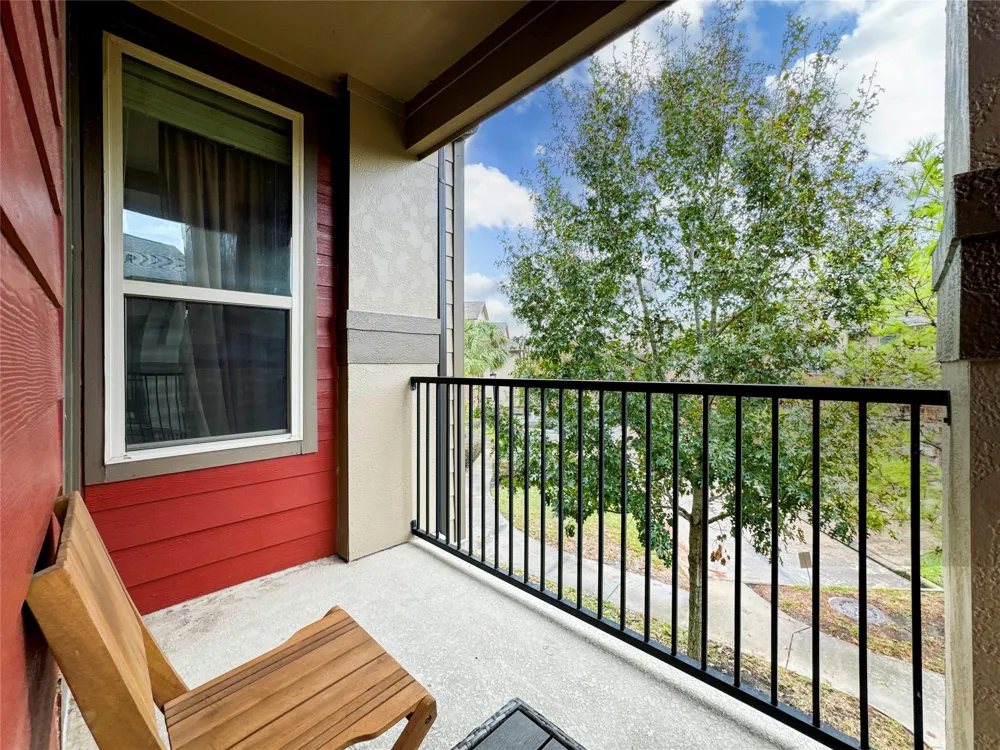 717 Via Lago Webster, TX 77598