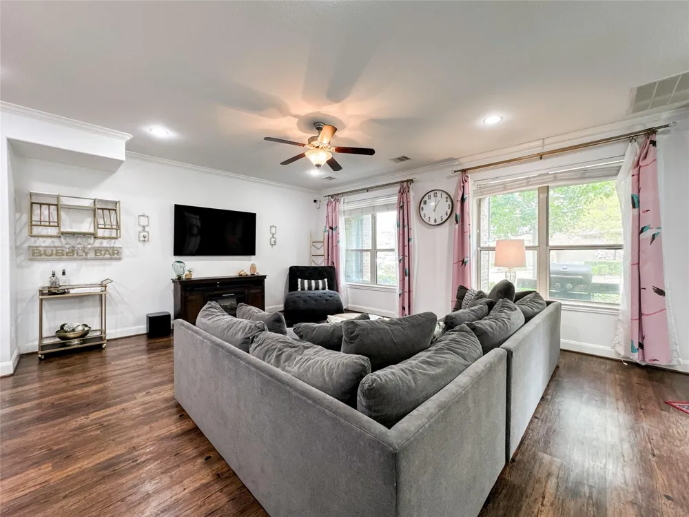 717 Via Lago Webster, TX 77598