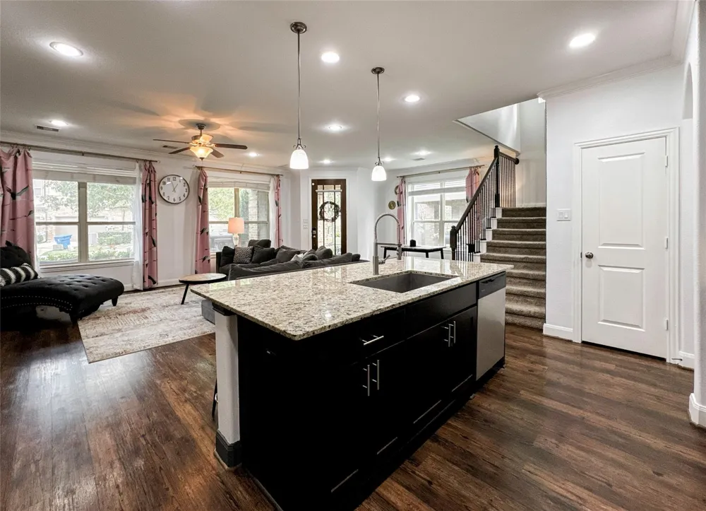 717 Via Lago Webster, TX 77598