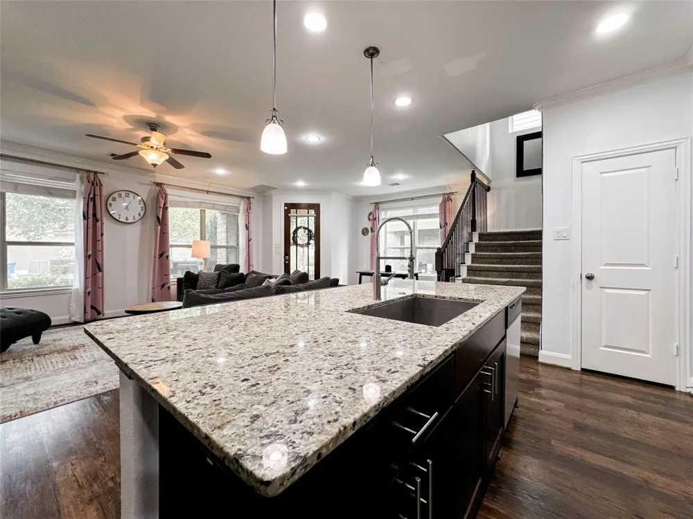 717 Via Lago Webster, TX 77598