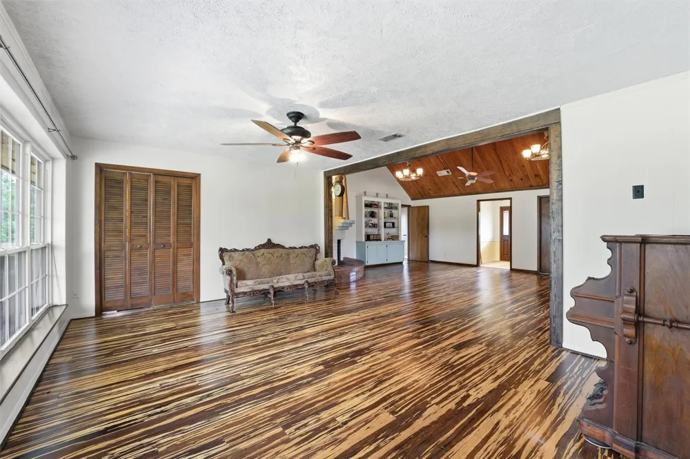 21992 Highway 321 Cleveland, TX 77327