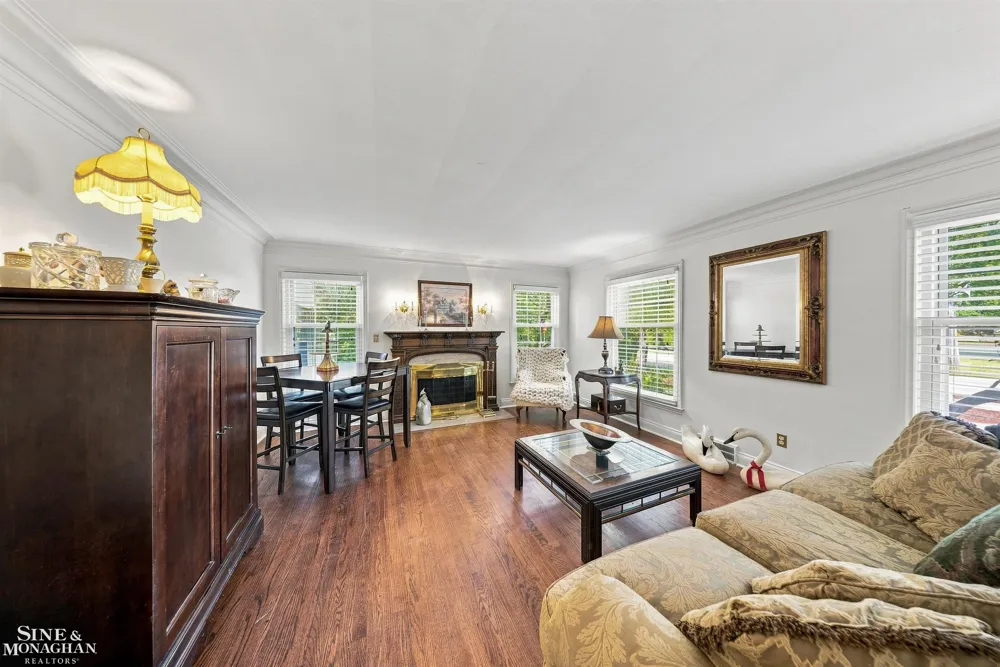 621 Oxford Road Grosse Pointe Woods City, MI 48236