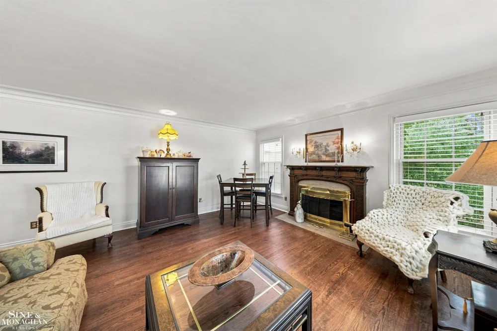 621 Oxford Road Grosse Pointe Woods City, MI 48236