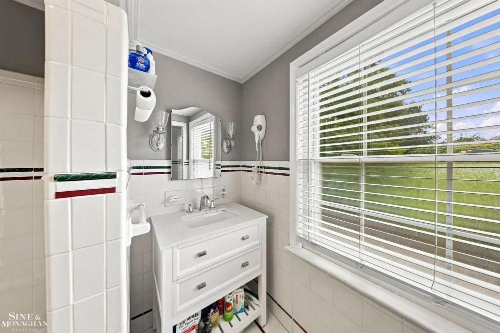 621 Oxford Road Grosse Pointe Woods City, MI 48236