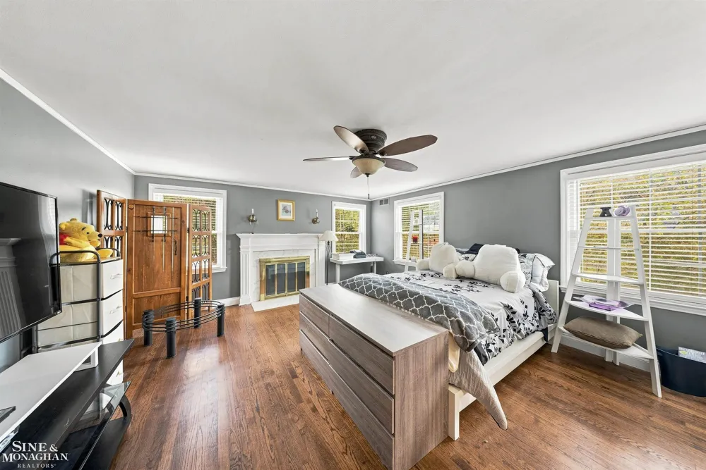 621 Oxford Road Grosse Pointe Woods City, MI 48236
