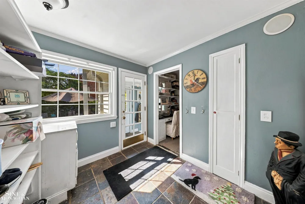 621 Oxford Road Grosse Pointe Woods City, MI 48236