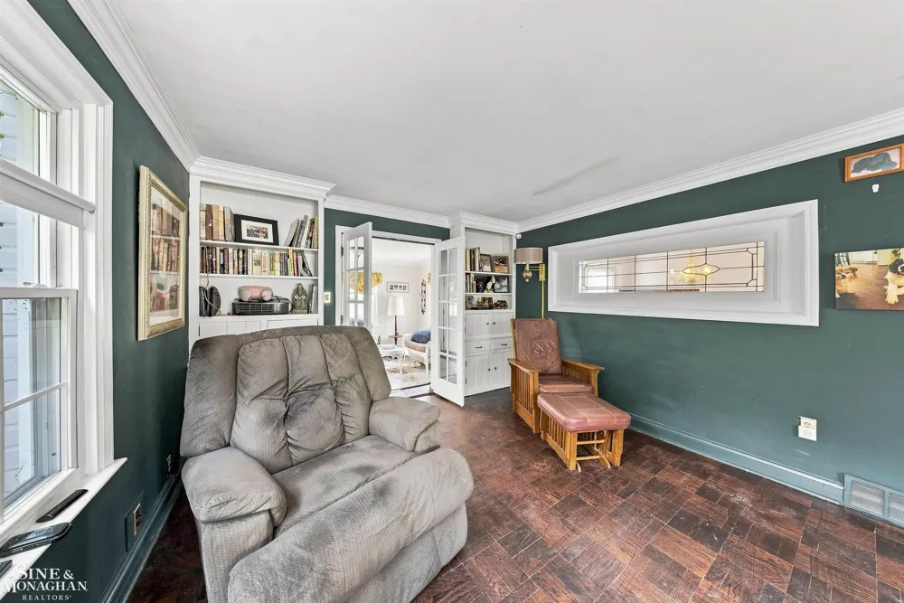 621 Oxford Road Grosse Pointe Woods City, MI 48236