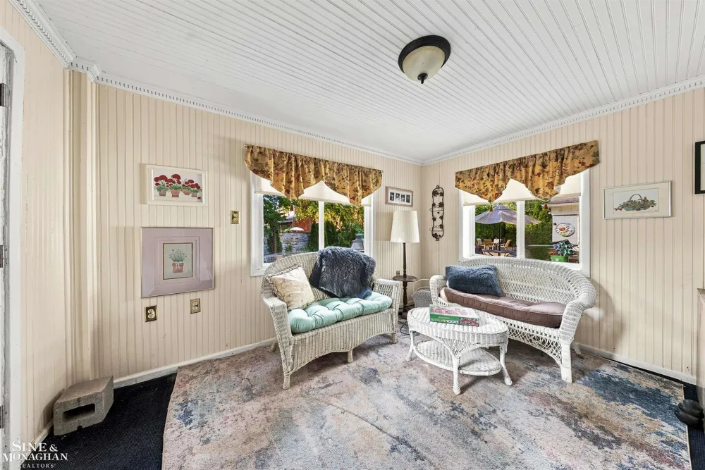 621 Oxford Road Grosse Pointe Woods City, MI 48236