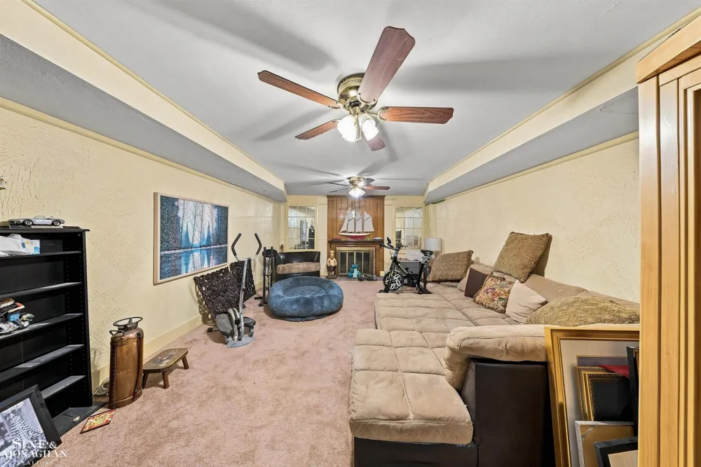 621 Oxford Road Grosse Pointe Woods City, MI 48236