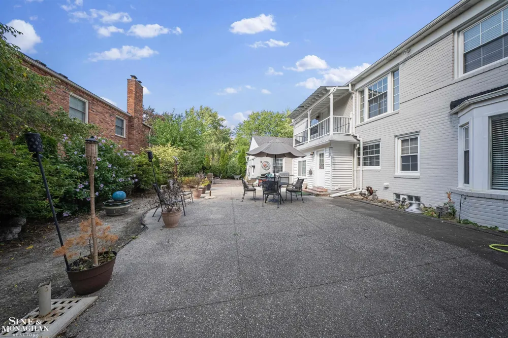 621 Oxford Road Grosse Pointe Woods City, MI 48236