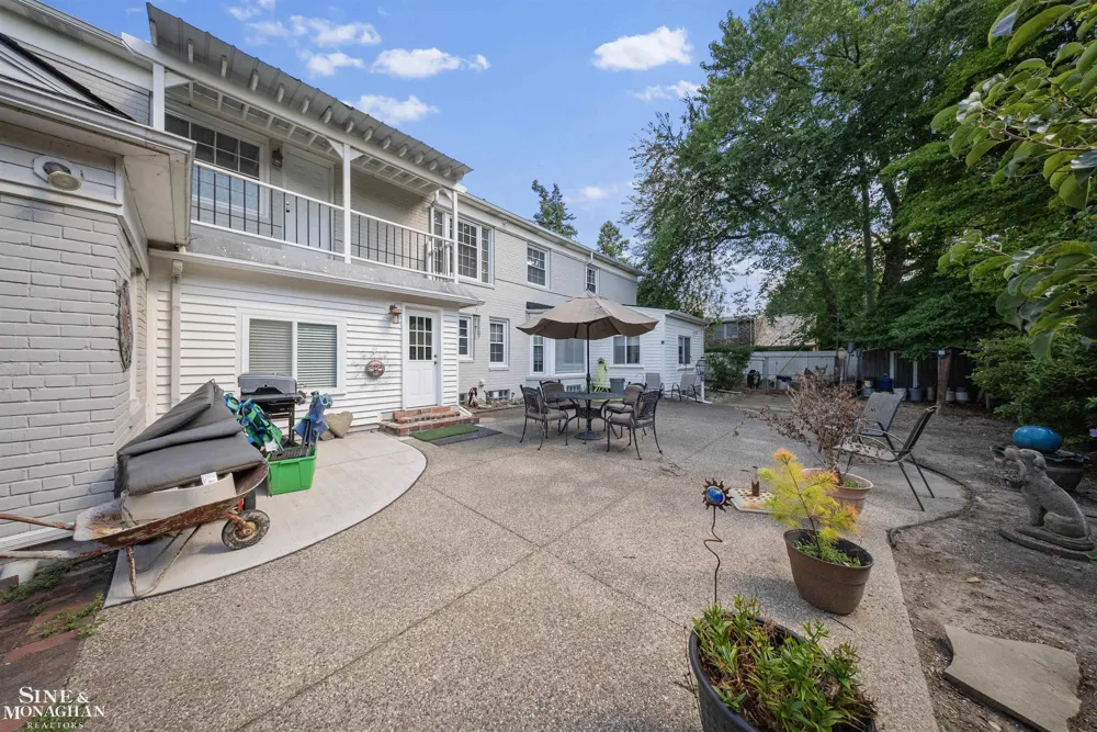621 Oxford Road Grosse Pointe Woods City, MI 48236