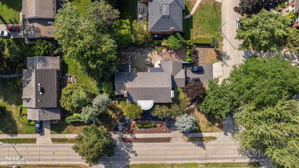 621 Oxford Road Grosse Pointe Woods City, MI 48236