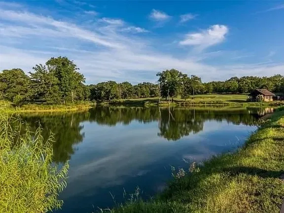 33 Pinehills Gordonville, TX 76245