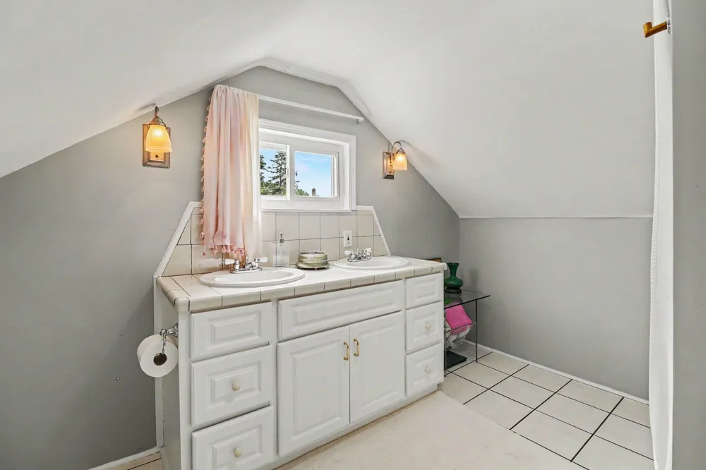 531 Fairview Avenue Manistee City, MI 49660