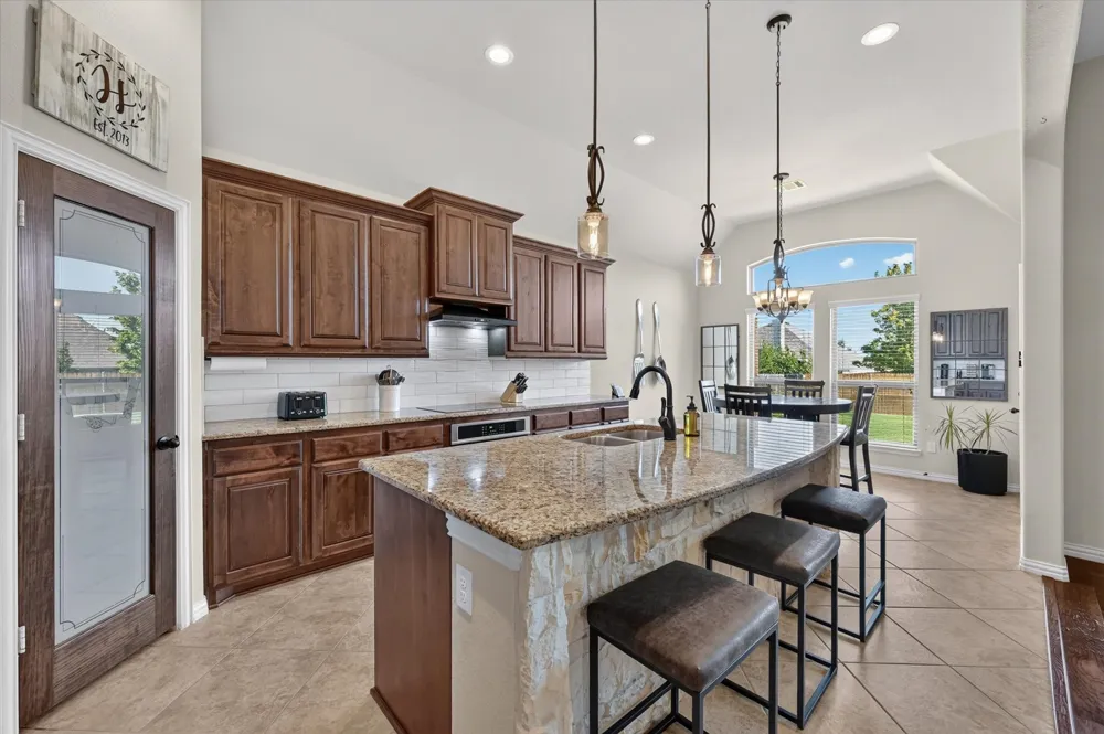1156 Blue Sky Lane Burleson, TX 76058