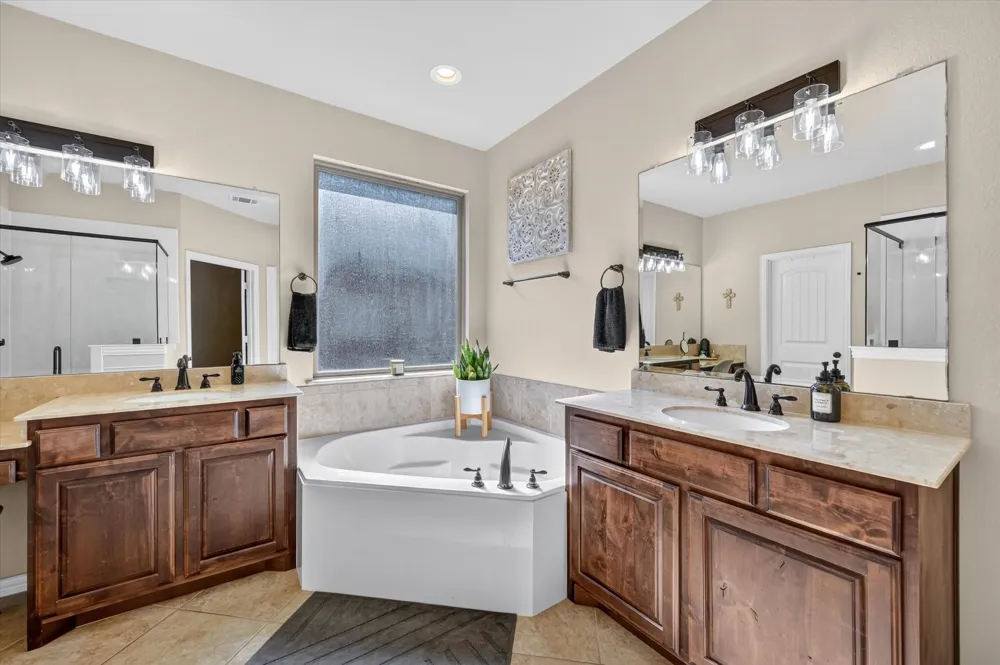 1156 Blue Sky Lane Burleson, TX 76058