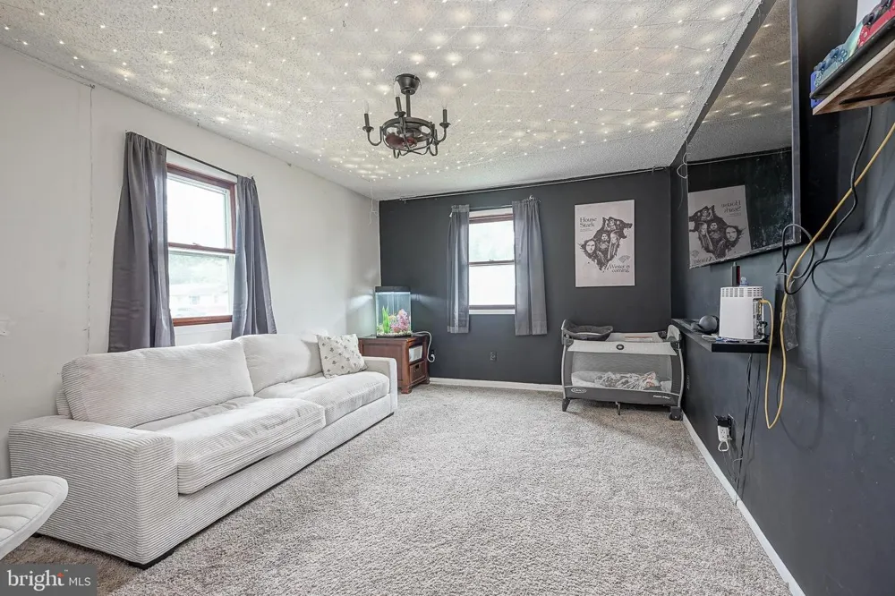 176 COLUMBIA AVENUE West Deptford, NJ 08086