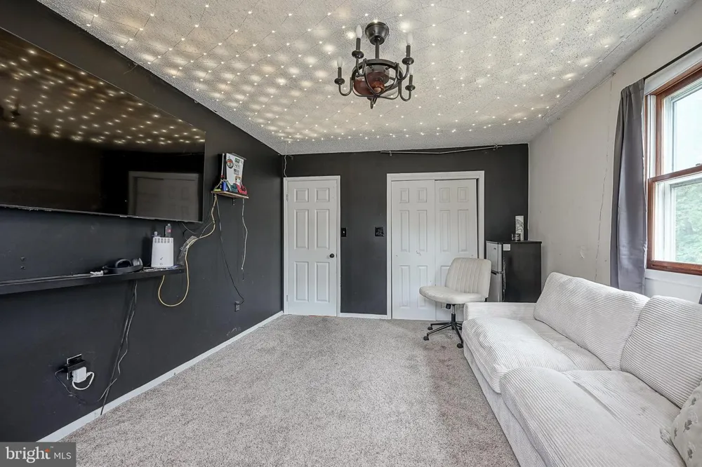 176 COLUMBIA AVENUE West Deptford, NJ 08086