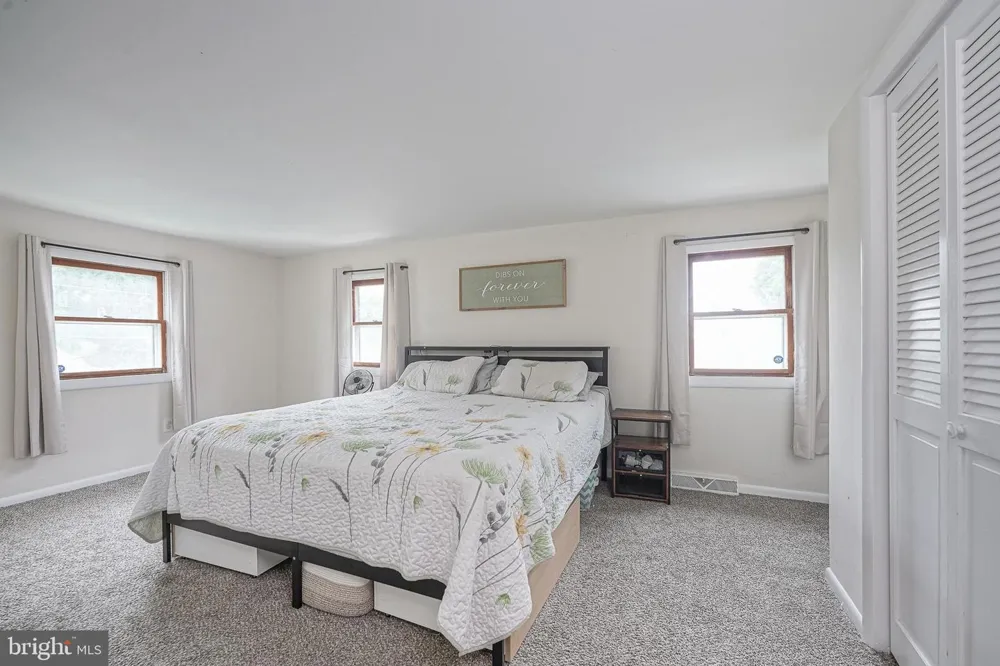 176 COLUMBIA AVENUE West Deptford, NJ 08086