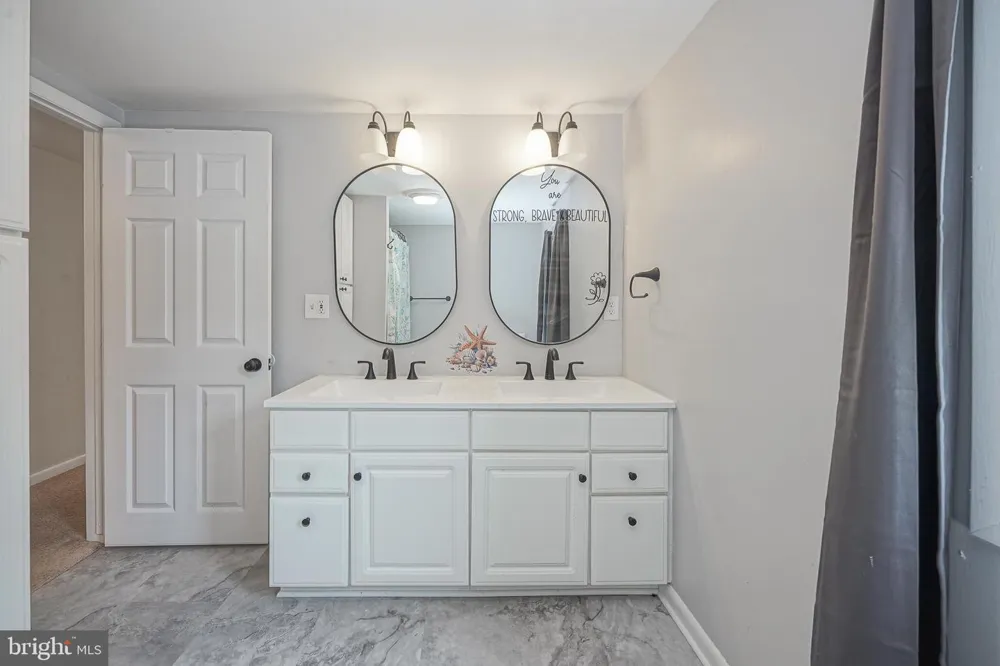 176 COLUMBIA AVENUE West Deptford, NJ 08086