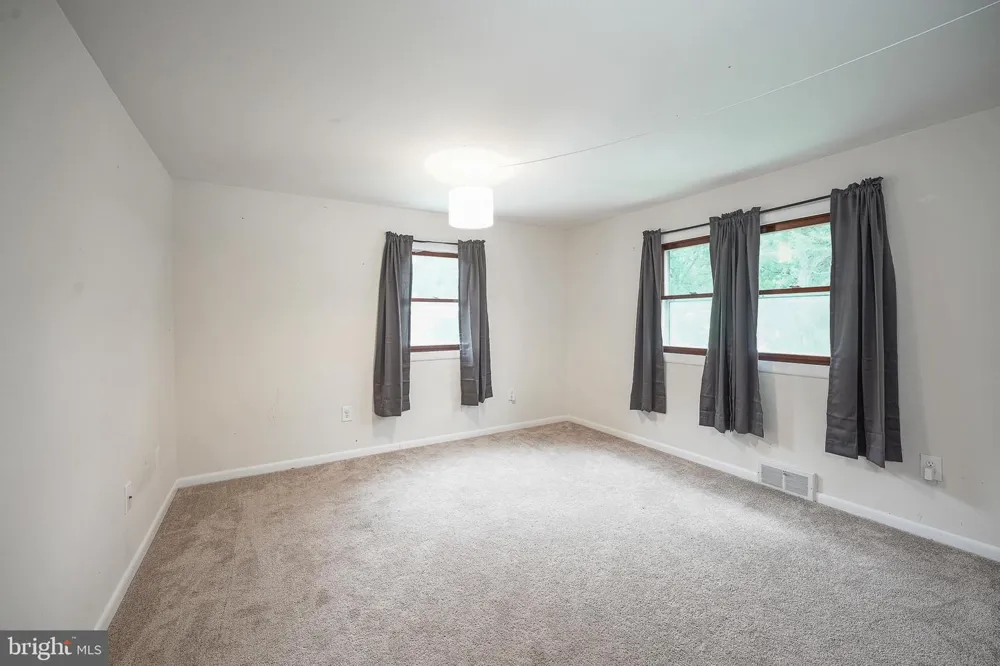 176 COLUMBIA AVENUE West Deptford, NJ 08086