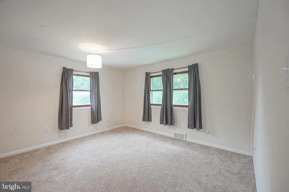 176 COLUMBIA AVENUE West Deptford, NJ 08086