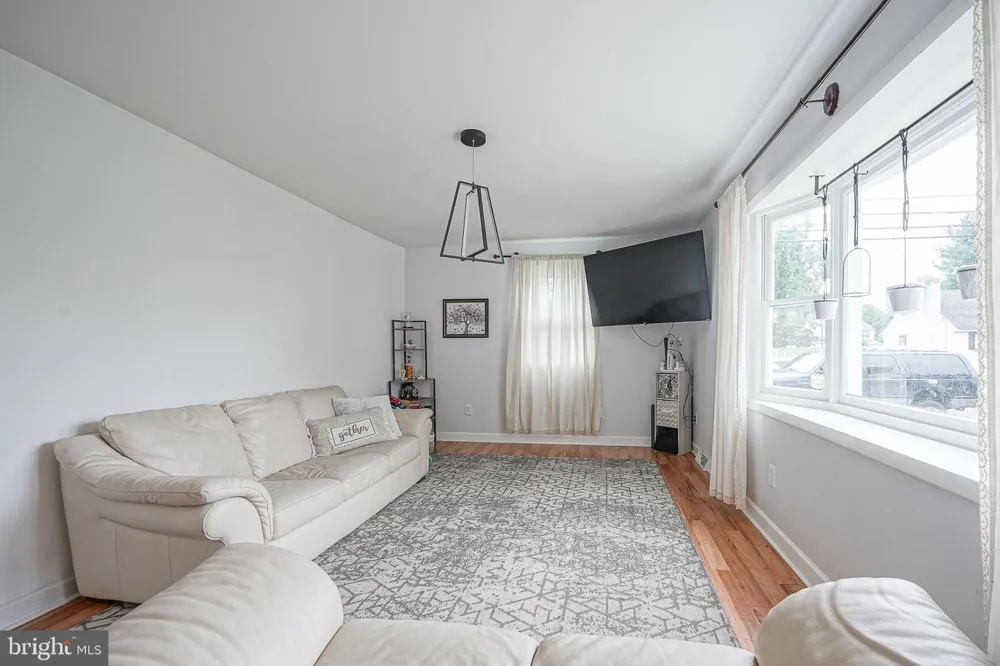 176 COLUMBIA AVENUE West Deptford, NJ 08086