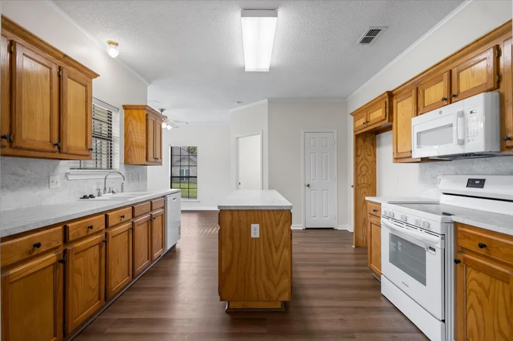 703 Daniel Street Gladewater, TX 75647