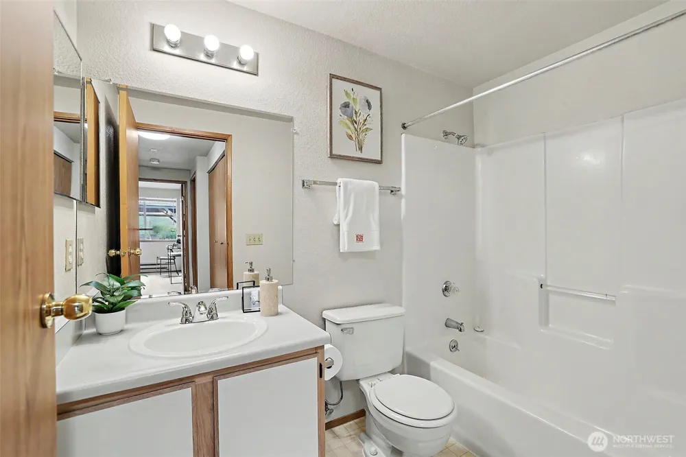 28610 16th Avenue S #202 Federal Way, WA 98003