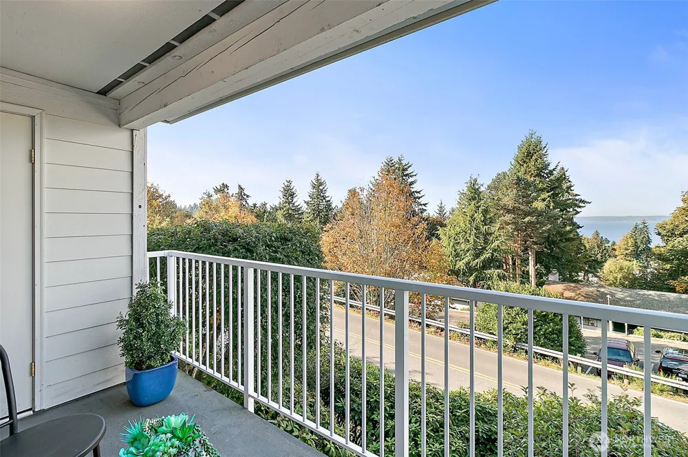 28610 16th Avenue S #202 Federal Way, WA 98003
