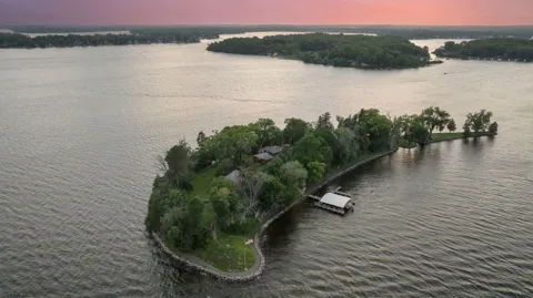 1000 Gale Island