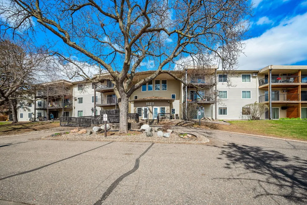 10211 Cedar Lake Road #204 Minnetonka, MN 55305