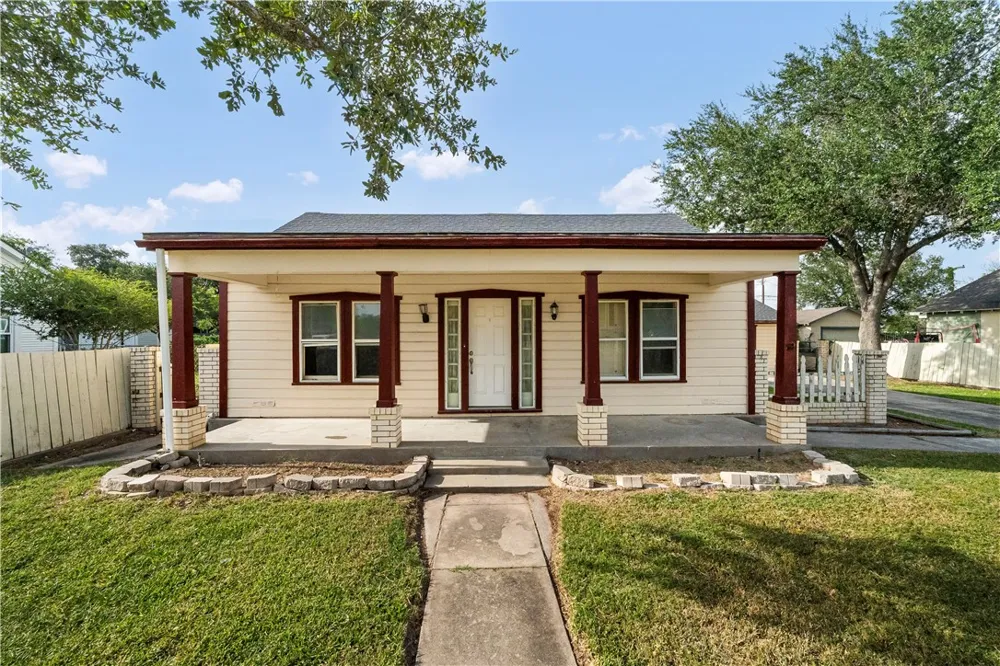 813 E Market Street Sinton, TX 78387