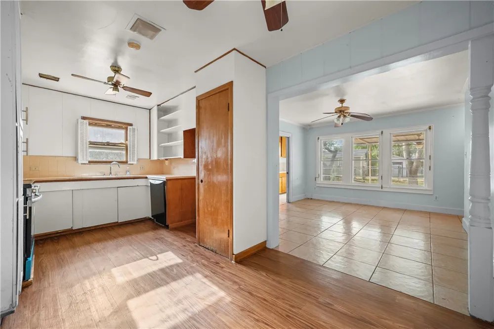813 E Market Street Sinton, TX 78387