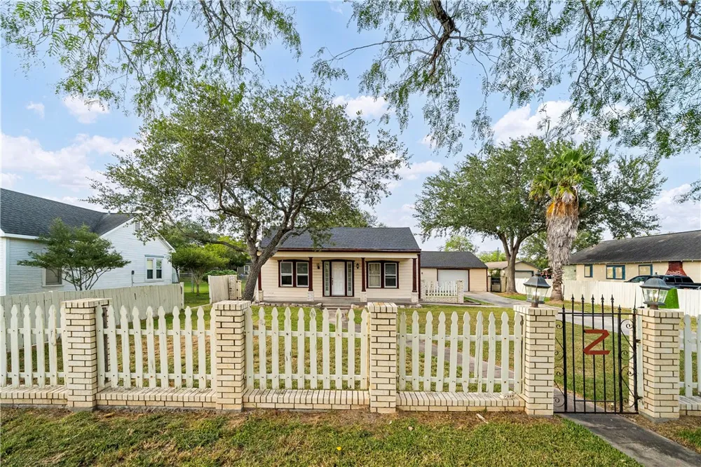 813 E Market Street Sinton, TX 78387