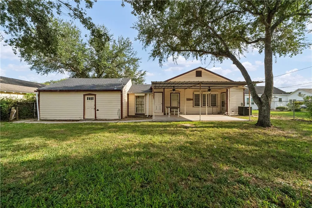 813 E Market Street Sinton, TX 78387