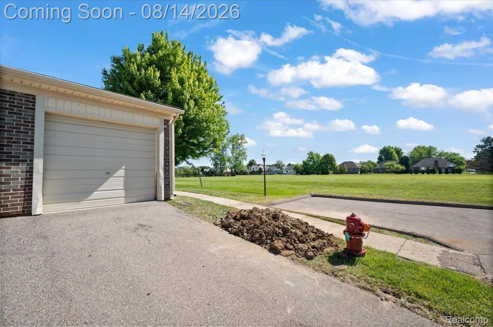 2824 Roundtree Drive Troy City, MI 48083