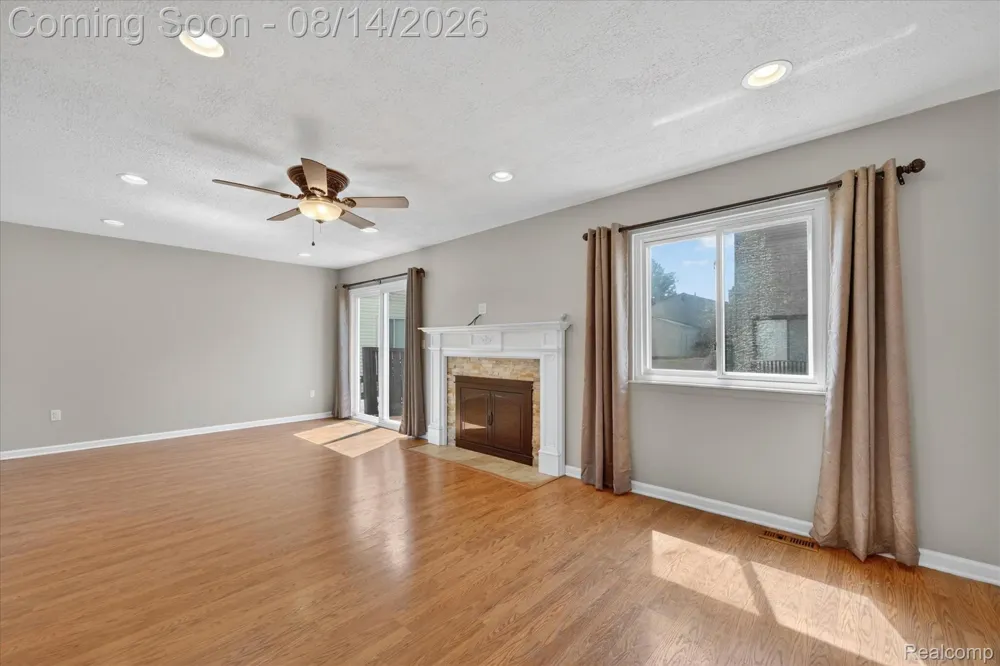 2824 Roundtree Drive Troy City, MI 48083