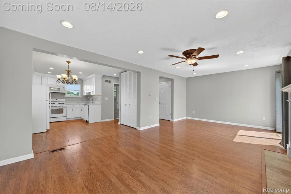 2824 Roundtree Drive Troy City, MI 48083