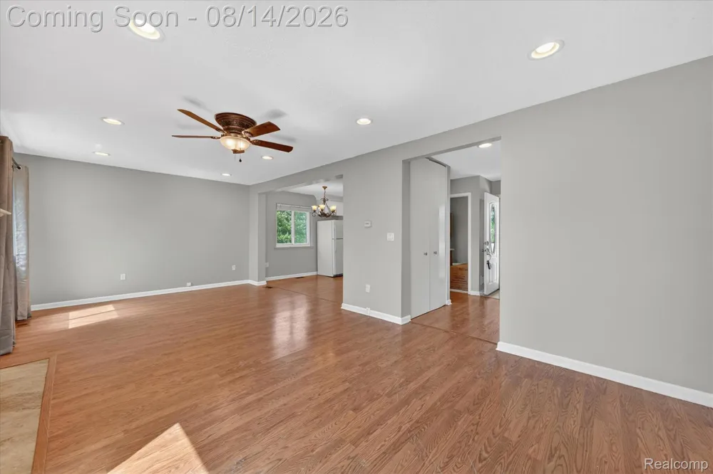 2824 Roundtree Drive Troy City, MI 48083