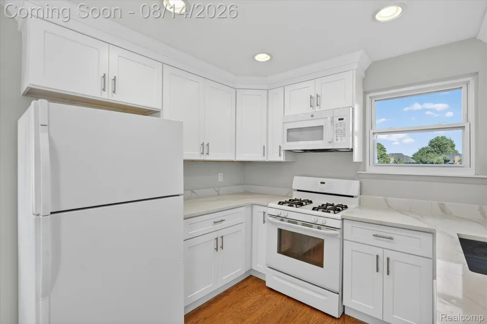 2824 Roundtree Drive Troy City, MI 48083