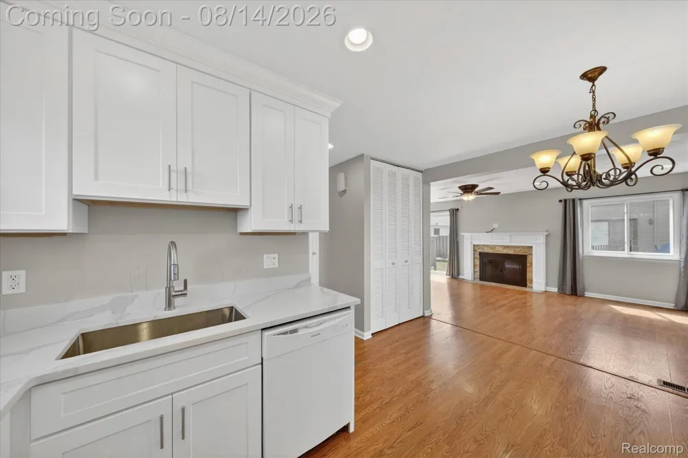2824 Roundtree Drive Troy City, MI 48083