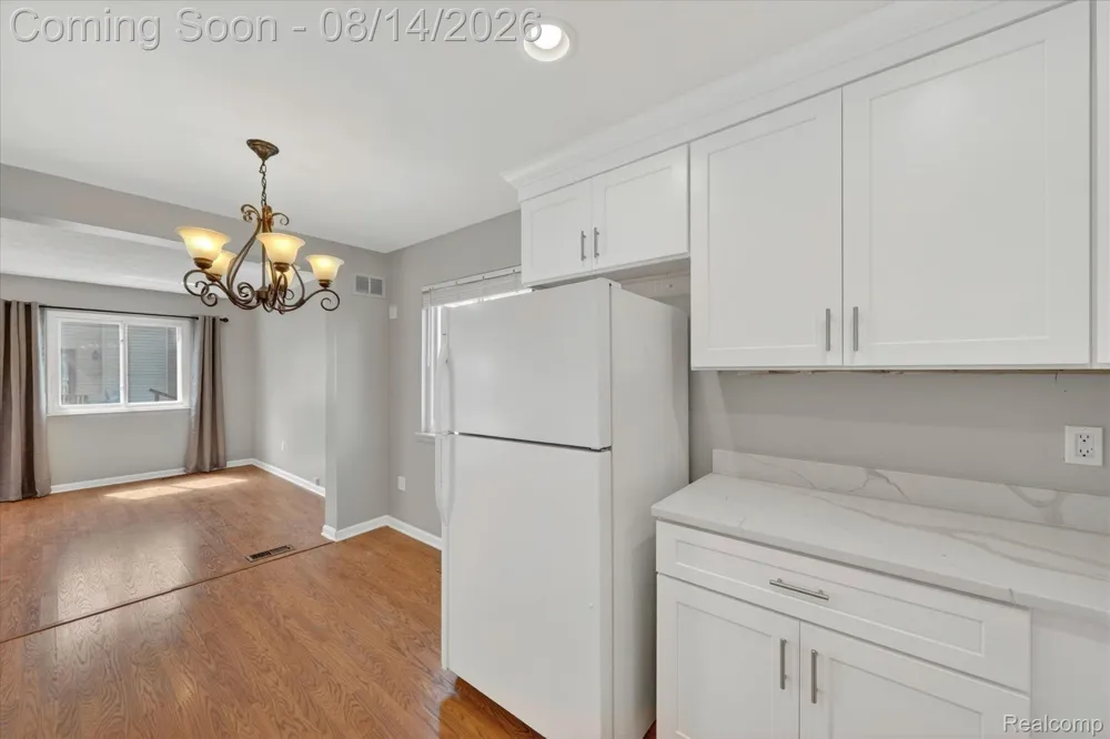 2824 Roundtree Drive Troy City, MI 48083