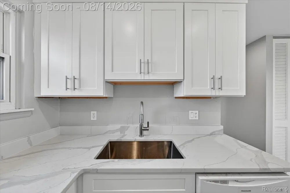 2824 Roundtree Drive Troy City, MI 48083