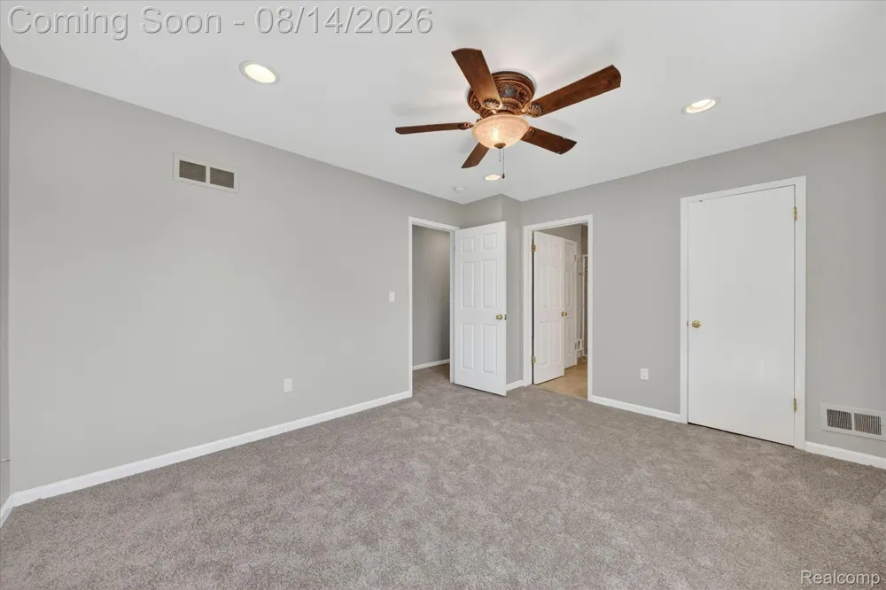 2824 Roundtree Drive Troy City, MI 48083