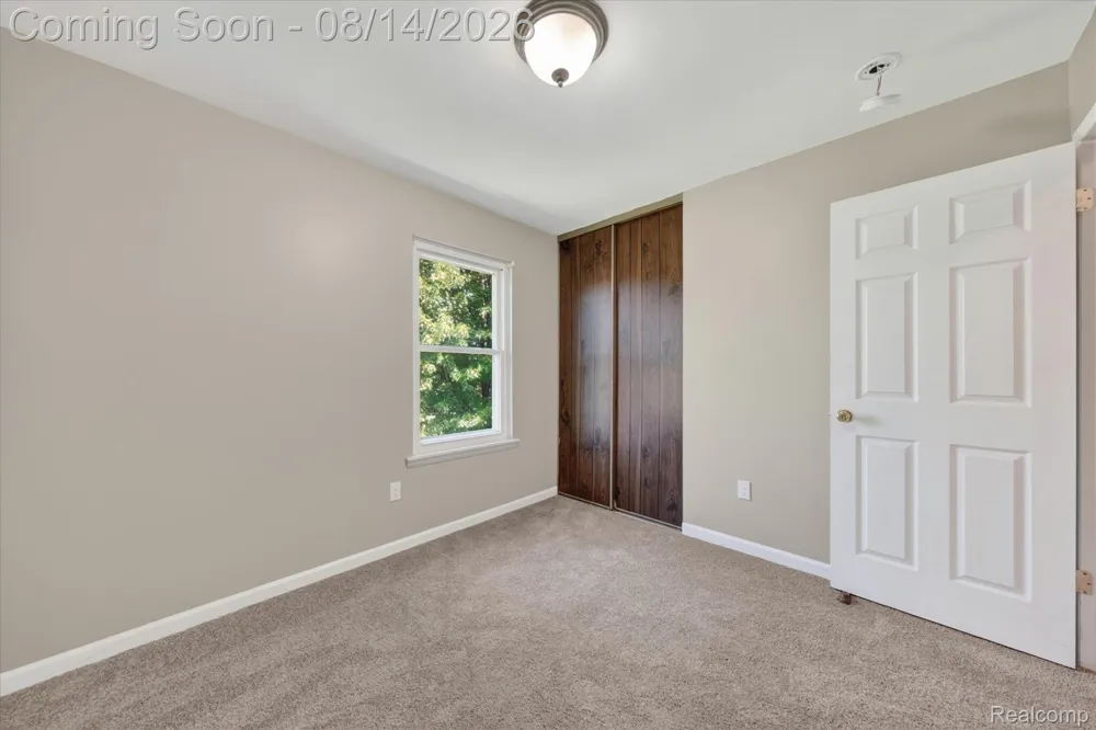 2824 Roundtree Drive Troy City, MI 48083