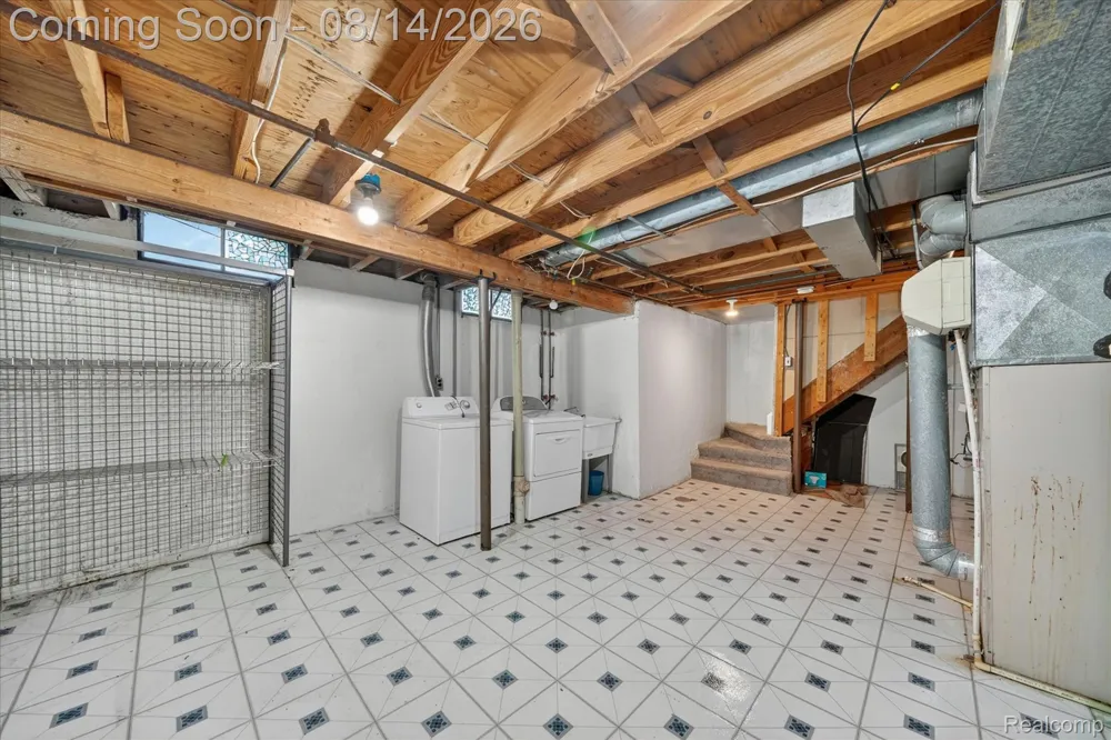 2824 Roundtree Drive Troy City, MI 48083