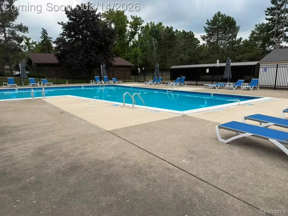 2824 Roundtree Drive Troy City, MI 48083