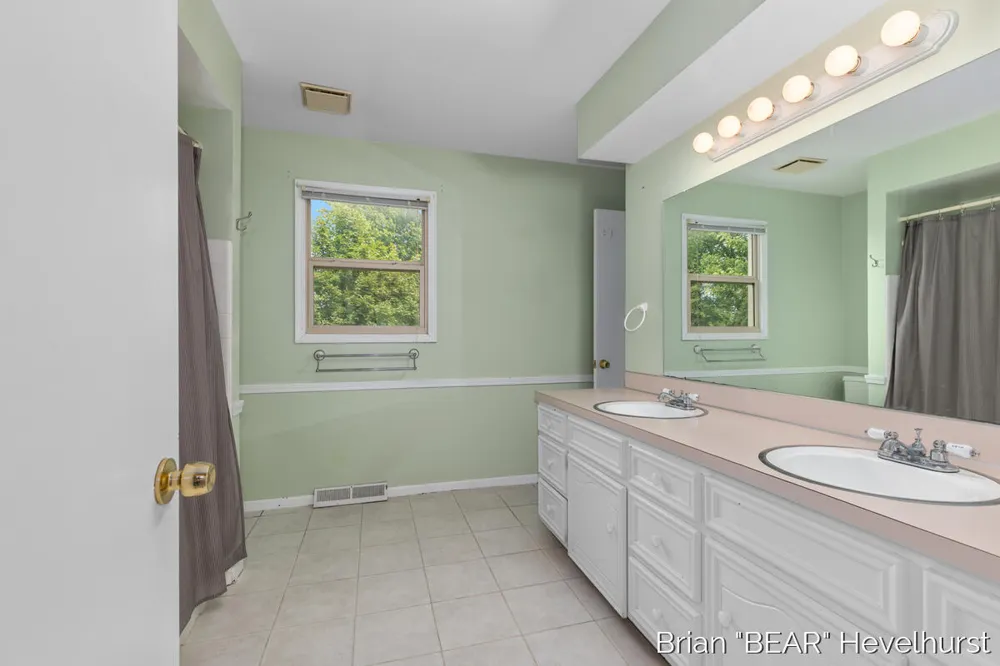 7520 Windgate Drive Jenison, MI 49428